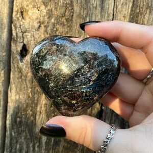 ☁️ garnet and astrophyllite firework stone crystal heart carving